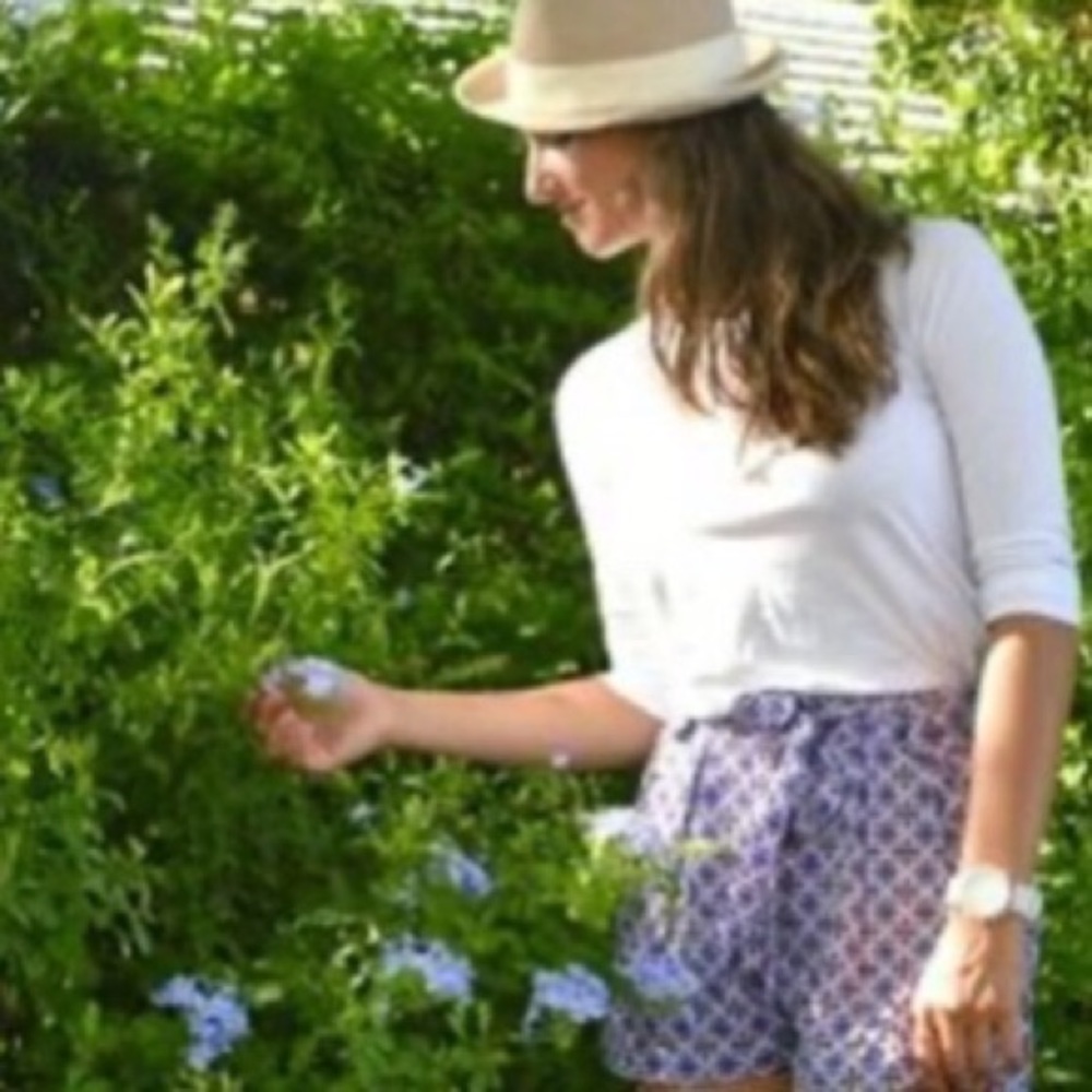 Shrinking Violet Side Zip Shorts ~ M